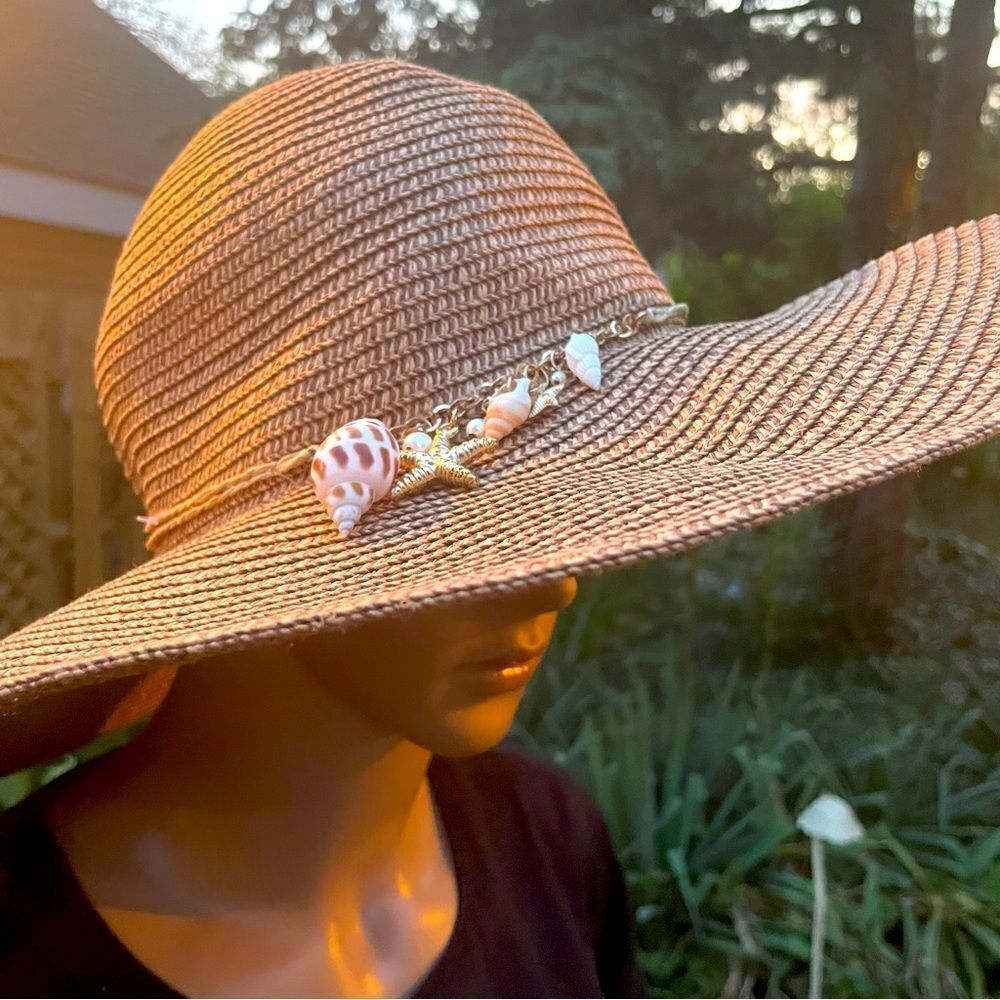Straw hat with shells